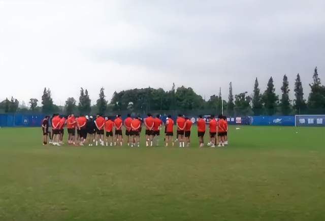 第43分钟，穆勒横传，凯恩禁区外直接起脚远射轰出世界波，拜仁2-0沃尔夫斯堡。